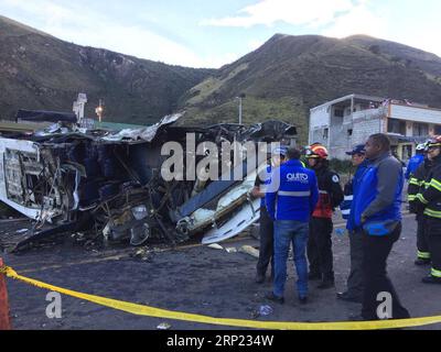 (180814) -- QUITO, 14 agosto 2018 () -- la foto scattata da un cellulare mostra il sito di un incidente stradale sulla Pifo-Papallacta Highway, ad est di Quito, capitale dell'Ecuador, il 14 agosto 2018. Almeno 23 persone sono rimaste uccise e altre 14 ferite quando un autobus a lunga distanza si è schiantato con un veicolo più piccolo su un'autostrada e si è rovesciato vicino alla capitale dell'Ecuador Quito nelle prime ore di martedì, hanno riferito i media locali. (/Metropolitan Emergency Operations Center)(yg) ECUADOR-QUITO-INCIDENTE STRADALE Xinhua PUBLICATIONxNOTxINxCHN Foto Stock