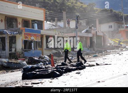 (180814) -- QUITO, 14 agosto 2018 () -- i poliziotti sorvegliano il luogo di un incidente stradale sulla Pifo-Papallacta Highway, ad est di Quito, capitale dell'Ecuador, il 14 agosto 2018. Almeno 24 persone sono rimaste uccise e 19 altre ferite quando un autobus a lunga distanza si è schiantato con un veicolo più piccolo su un'autostrada e si è rovesciato vicino alla capitale dell'Ecuador Quito nelle prime ore di martedì, hanno riferito i media locali. () INCIDENTE ECUADOR-QUITO-BUS Xinhua PUBLICATIONxNOTxINxCHN Foto Stock