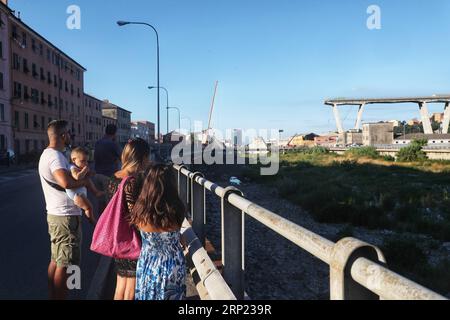 (180815) -- GENOVA, 15 agosto 2018 -- la gente guarda la scena del ponte crollato a Genova, Italia, 15 agosto 2018. Mentre il bilancio delle vittime nel mortale crollo del ponte nella città nord-occidentale italiana di Genova ha raggiunto i 35 anni e i soccorritori hanno cercato freneticamente tra i detriti i sopravvissuti, la possibilità di trovare più persone vive sembrava scarsa ). (gj) ITALIA-GENOVA-CROLLO DEL PONTE ZhengxHuansong PUBLICATIONxNOTxINxCHN Foto Stock