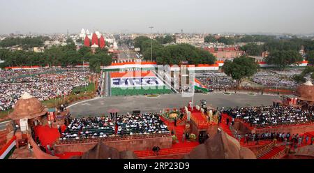 (180815) -- NUOVA DELHI, 15 agosto 2018 -- foto scattata il 15 agosto 2018 mostra una vista panoramica di Chandni Chowk dal forte Rosso in occasione del giorno dell'indipendenza a nuova Delhi, India. )(yk) INDIA-NUOVA DELHI-GIORNO DELL'INDIPENDENZA Stringer PUBLICATIONxNOTxINxCHN Foto Stock