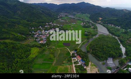 (180815) -- PECHINO, 15 agosto 2018 (Xinhua) -- foto scattata il 14 agosto 2018 mostra il sistema di irrigazione Jiangxiyan nella contea di Longyou, nella provincia di Zhejiang nella Cina orientale. I quattro antichi siti di irrigazione della Cina, che sono il sistema di irrigazione di Dujiangyan, il canale Lingqu, il sistema di irrigazione di Jiangxiyan e il canale Changqu, sono stati aggiunti all'elenco delle strutture di irrigazione del patrimonio mondiale dall'International Commission on Irrigation and Drainage (ICID). (Xinhua/Wang Jianhong) CHINA-IRRIGATION SITES-WORLD HERITAGE LIST (CN) PUBLICATIONxNOTxINxCHN Foto Stock