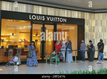 (180815) -- ISTANBUL, 15 agosto 2018 -- i clienti fanno la fila in un negozio Louis Vuitton nel centro commerciale Zorlu Center di Istanbul, Turchia, il 15 agosto 2018. Con una divisione sempre più profonda tra Stati Uniti e Turchia, la gente comune turca e diverse aziende sono state mobilitate per boicottare i prodotti statunitensi attraverso piattaforme di social media mentre i turisti amano fare shopping con un dollaro forte. ) TURCHIA-ISTANBUL-FORTE DOLLARO USA-TURISTI-SHOPPING HEXCANLING PUBLICATIONXNOTXINXCHN Foto Stock