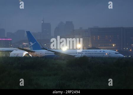 News Bilder des Tages (180817) -- MANILA, 17 agosto 2018 -- Un aereo Xiamen Airlines Boeing 737-800 è visto nell'area di sicurezza erba dopo aver nuotato all'atterraggio all'aeroporto internazionale Ninoy Aquino (NAIA) a Paranaque City, Filippine, 17 agosto 2018. Un aereo passeggeri della Xiamen Airlines di Cina è sceso dalla pista e si è portato sull'erba quando è atterrato all'aeroporto internazionale di Manila venerdì presto. ) FILIPPINE-MANILA-XIAMEN AEREO-INCIDENTE ROUELLExUMALI PUBLICATIONxNOTxINxCHN Foto Stock