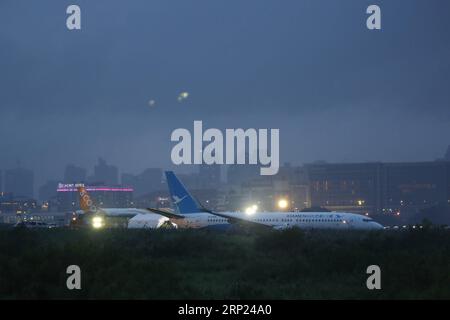 (180817) -- MANILA, 17 agosto 2018 -- Un aereo Xiamen Airlines Boeing 737-800 è visto nell'area di sicurezza erba dopo aver sterzato all'atterraggio all'aeroporto internazionale Ninoy Aquino (NAIA) di Paranaque City, Filippine, 17 agosto 2018. Un aereo passeggeri della Xiamen Airlines di Cina è sceso dalla pista e si è portato sull'erba quando è atterrato all'aeroporto internazionale di Manila venerdì presto. ) FILIPPINE-MANILA-XIAMEN AEREO-INCIDENTE ROUELLExUMALI PUBLICATIONxNOTxINxCHN Foto Stock