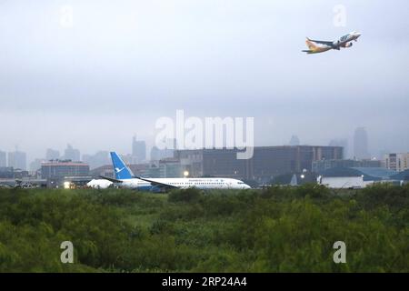 (180817) -- MANILA, 17 agosto 2018 -- Un aereo Xiamen Airlines Boeing 737-800 è visto nell'area di sicurezza erba dopo aver sterzato all'atterraggio all'aeroporto internazionale Ninoy Aquino (NAIA) di Paranaque City, Filippine, 17 agosto 2018. Un aereo passeggeri della Xiamen Airlines di Cina è sceso dalla pista e si è portato sull'erba quando è atterrato all'aeroporto internazionale di Manila venerdì presto. ) FILIPPINE-MANILA-XIAMEN AEREO-INCIDENTE ROUELLExUMALI PUBLICATIONxNOTxINxCHN Foto Stock