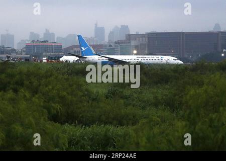 (180817) -- MANILA, 17 agosto 2018 -- Un aereo Xiamen Airlines Boeing 737-800 è visto nell'area di sicurezza erba dopo aver sterzato all'atterraggio all'aeroporto internazionale Ninoy Aquino (NAIA) di Paranaque City, Filippine, 17 agosto 2018. Un aereo passeggeri della Xiamen Airlines di Cina è sceso dalla pista e si è portato sull'erba quando è atterrato all'aeroporto internazionale di Manila venerdì presto. ) FILIPPINE-MANILA-XIAMEN AEREO-INCIDENTE ROUELLExUMALI PUBLICATIONxNOTxINxCHN Foto Stock