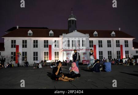 (180817) -- GIACARTA, ago.17,2018 -- i cittadini si riposano nella piazza dell'indipendenza a Giacarta il 15 agosto 2018. Il 18 agosto assisterà alla cerimonia di apertura dei diciotto Giochi asiatici a Giacarta, Indonesia. ) (SP)INDONESIA-GIACARTA-ASIAN GAMES-DAILY LIFE WANGXYUGUO PUBLICATIONXNOTXINXCHN Foto Stock