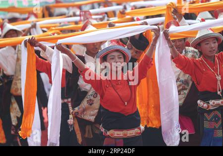 (180817) -- RANGTANG, 17 agosto 2018 -- persone del gruppo etnico tibetano celebrano il Rangbala Festival nella contea di Rangtang, nella provincia del Sichuan della Cina sud-occidentale, 17 agosto 2018. Il Rangbala Festival ha aperto qui venerdì e durerà fino al 19 agosto. ) (Zwx) CHINA-SICHUAN-RANGTANG-RANGBALA FESTIVAL (CN) JiangxHongjing PUBLICATIONxNOTxINxCHN Foto Stock