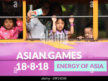 (180817) -- GIACARTA, agosto 17,2018 -- i passeggeri sono visti in un bus navetta a Giacarta il 14 agosto 2018. Il 18 agosto assisterà alla cerimonia di apertura dei diciotto Giochi asiatici a Giacarta, Indonesia. ) INDONESIA-GIACARTA-GIOCHI ASIATICI-VITA QUOTIDIANA LIXHE PUBLICATIONXNOTXINXCHN Foto Stock