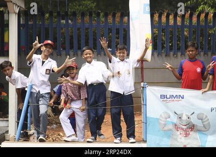(180817) -- GIACARTA, ago.17,2018 -- i bambini posano per una foto a Giacarta il 16 agosto 2018. Il 18 agosto assisterà alla cerimonia di apertura dei diciotto Giochi asiatici a Giacarta, Indonesia. ) (SP)INDONESIA-GIACARTA-GIOCHI ASIATICI-VITA QUOTIDIANA LANXHONGGUANG PUBLICATIONXNOTXINXCHN Foto Stock