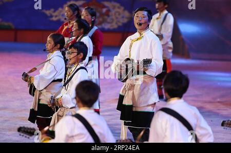 (180817) -- RANGTANG, 17 agosto 2018 -- gli artisti si esibiscono per celebrare il Rangbala Festival nella contea di Rangtang, nella provincia del Sichuan della Cina sud-occidentale, 16 agosto 2018. Il Rangbala Festival ha aperto qui venerdì e durerà fino al 19 agosto. ) (Zwx) CHINA-SICHUAN-RANGTANG-RANGBALA FESTIVAL (CN) JiangxHongjing PUBLICATIONxNOTxINxCHN Foto Stock