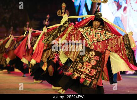 (180817) -- RANGTANG, 17 agosto 2018 -- gli artisti ballano per celebrare il Rangbala Festival nella contea di Rangtang, nella provincia del Sichuan della Cina sud-occidentale, 16 agosto 2018. Il Rangbala Festival ha aperto qui venerdì e durerà fino al 19 agosto. ) (Zwx) CHINA-SICHUAN-RANGTANG-RANGBALA FESTIVAL (CN) JiangxHongjing PUBLICATIONxNOTxINxCHN Foto Stock