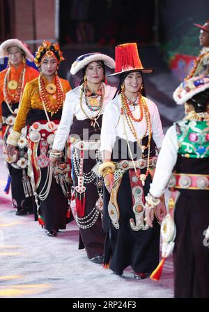 (180817) -- RANGTANG, 17 agosto 2018 -- persone di gruppi etnici tibetani mostrano costumi tradizionali per celebrare il Rangbala Festival nella contea di Rangtang, nella provincia del Sichuan della Cina sud-occidentale, 16 agosto 2018. Il Rangbala Festival ha aperto qui venerdì e durerà fino al 19 agosto. ) (Zwx) CHINA-SICHUAN-RANGTANG-RANGBALA FESTIVAL (CN) JiangxHongjing PUBLICATIONxNOTxINxCHN Foto Stock