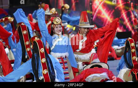 (180817) -- RANGTANG, 17 agosto 2018 -- gli artisti si esibiscono per celebrare il Rangbala Festival nella contea di Rangtang, nella provincia del Sichuan della Cina sud-occidentale, 16 agosto 2018. Il Rangbala Festival ha aperto qui venerdì e durerà fino al 19 agosto. ) (Zwx) CHINA-SICHUAN-RANGTANG-RANGBALA FESTIVAL (CN) JiangxHongjing PUBLICATIONxNOTxINxCHN Foto Stock