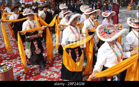 (180817) -- RANGTANG, 17 agosto 2018 -- persone del gruppo etnico tibetano celebrano il Rangbala Festival nella contea di Rangtang, nella provincia del Sichuan della Cina sud-occidentale, 17 agosto 2018. Il Rangbala Festival ha aperto qui venerdì e durerà fino al 19 agosto. ) (Zwx) CHINA-SICHUAN-RANGTANG-RANGBALA FESTIVAL (CN) JiangxHongjing PUBLICATIONxNOTxINxCHN Foto Stock