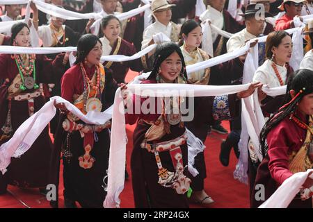 (180817) -- RANGTANG, 17 agosto 2018 -- persone del gruppo etnico tibetano celebrano il Rangbala Festival nella contea di Rangtang, nella provincia del Sichuan della Cina sud-occidentale, 17 agosto 2018. Il Rangbala Festival ha aperto qui venerdì e durerà fino al 19 agosto. ) (Zwx) CHINA-SICHUAN-RANGTANG-RANGBALA FESTIVAL (CN) JiangxHongjing PUBLICATIONxNOTxINxCHN Foto Stock