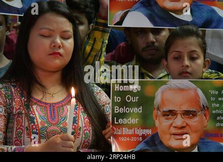 (180817) -- AGARTALA, 17 agosto 2018 () -- gli studenti tengono candele e ritratti dell'ex primo ministro indiano Atal Bihari Vajpayee ad Agartala, Tripura, India, il 17 agosto 2018. L'ex primo ministro indiano Atal Bihari Vajpayee, scomparso giovedì sera, sarà cremato venerdì con pieni onori di stato. () (qxy) INDIA-AGARTALA-OBITUARIES-VAJPAYEE Xinhua PUBLICATIONxNOTxINxCHN Foto Stock