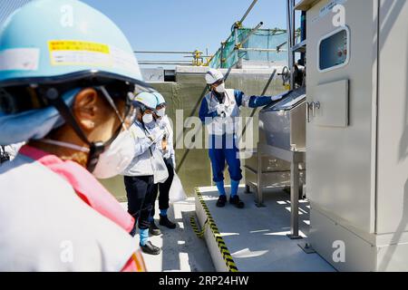 Futaba, Giappone. 3 settembre 2023. Matsuo Keisuke, ufficiale della TEPCO, guida i media stranieri attraverso le ALPI, gli impianti di diluizione/scarico dell'acqua trattata e gli impianti correlati della centrale nucleare di Fukushima Daiichi nel Giappone nordorientale. Una visita stampa guidata dal personale della TEPCO ha spiegato il processo di diluizione e monitoraggio delle acque reflue radioattive trattate prima del rilascio in mare dalla centrale elettrica, gestita dalla Tokyo Electric Power Company (immagine di credito: © Rodrigo Reyes Marin/ZUMA Press Wire) SOLO PER USO EDITORIALE! Non per USO commerciale! Foto Stock