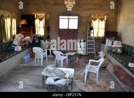 (180818) -- SWEIDA (SIRIA), 18 agosto 2018 -- la foto scattata il 15 agosto 2018 mostra il soggiorno della casa di Hanin Jibai, 17 anni, sopravvissuta ad un attacco dei militanti dello Stato Islamico (IS) alla sua casa nel villaggio di Shibki, nella campagna orientale della provincia di Sweida, nel sud della Siria, il 25 luglio. Hanin Jibai vive ora con suo zio dopo aver perso sua madre e due sorelle nell'attacco ALLA IS. Il villaggio di Shibki è uno dei cinque villaggi che i militanti IS hanno attaccato il 25 luglio nella campagna di Sweida vicino alla regione desertica. L'attacco è stato il più grande in Sweida dall'inizio della guerra siriana più di sev Foto Stock