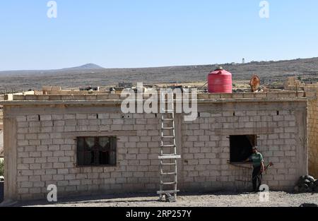 (180818) - SWEIDA (SIRIA), 18 agosto 2018 -- foto scattata il 15 agosto 2018 mostra la casa di Hanin Jibai, 17 anni, sopravvissuta ad un attacco dei militanti dello Stato Islamico (IS) nella sua casa nel villaggio di Shibki, campagna orientale della provincia di Sweida, Siria meridionale, il 25 luglio. Hanin Jibai vive ora con suo zio dopo aver perso sua madre e due sorelle nell'attacco ALLA IS. Il villaggio di Shibki è uno dei cinque villaggi che i militanti IS hanno attaccato il 25 luglio nella campagna di Sweida vicino alla regione desertica. L'attacco è stato il più grande in Sweida dall'inizio della guerra siriana più di sette anni fa, e 2 Foto Stock