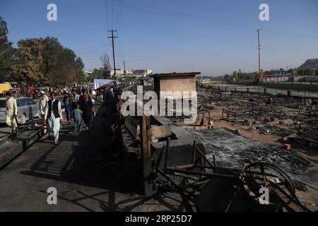 (180819) -- GHAZNI, 19 agosto 2018 -- foto scattata il 19 agosto 2018 mostra un Bazar danneggiato dopo l'attacco dei talebani nella città di Ghazni, capitale della provincia di Ghazni, Afghanistan. Il presidente afghano Ashraf Ghani ha visitato la città di Ghazni, dove ha incaricato l'assegnazione di fino a 20 milioni di dollari per ricostruire le strutture amministrative provinciali, ha detto il Palazzo Presidenziale afghano venerdì. ) AFGHANISTAN-GHAZNI-TALIBANI ATTACCO-RICOSTRUZIONE SayedxMominzadah PUBLICATIONxNOTxINxCHN Foto Stock