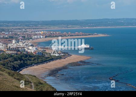 Da Beachy dirigiti verso la ruota panoramica, la spiaggia e il molo di Eastbourne, East Sussex, Regno Unito. Foto Stock