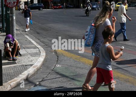 (180820) -- ATENE, 20 agosto 2018 -- People Walk on Streets in Athens, Greece, on Aug 20, 2018. L'uscita della Grecia lunedì dai programmi di salvataggio introdotti otto anni fa per evitare un crollo finanziario e ripristinare la crescita dell'economia carica di debito è un primo importante passo in avanti, ma non c'è motivo di festeggiamenti, ha detto a Xinhua l'ex primo ministro greco George Papandreou. (wtc) GRECIA-ATENE-USCITA DAI PIANI DI SALVATAGGIO MariosxLolos PUBLICATIONxNOTxINxCHN Foto Stock