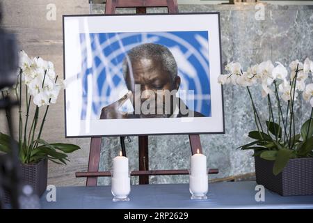 (180820) -- GINEVRA, 20 agosto 2018 -- le candele sono accese di fronte al ritratto dell'ex Segretario generale delle Nazioni Unite Kofi Annan durante una cerimonia commemorativa al Palais des Nations, a Ginevra, in Svizzera, 20 agosto 2018. L'ex segretario generale delle Nazioni Unite Kofi Annan è morto sabato all'età di 80 anni. )(rh) SVIZZERA-GINEVRA-KOFI ANNAN XuxJinquan PUBLICATIONxNOTxINxCHN Foto Stock