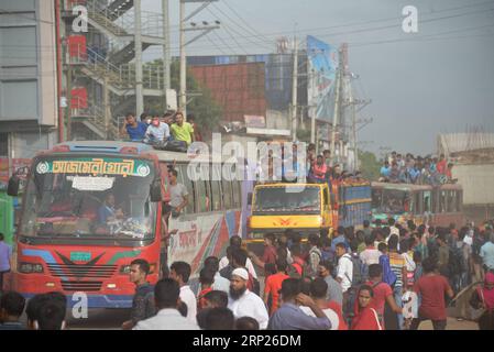 (180821) -- DACCA, 21 agosto 2018 () -- i viaggiatori diretti a casa viaggiano su autobus e camion a Dacca, Bangladesh, il 20 agosto 2018, durante il festival Eid al-Adha. () (djj) BANGLADESH-DHAKA-EID AL-ADHA-VACANZIERI Xinhua PUBLICATIONxNOTxINxCHN Foto Stock