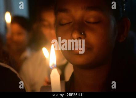 (180821) -- TRIPURA, 21 agosto 2018 -- gli studenti offrono preghiere per le vittime delle inondazioni del Kerala in una scuola di Agartala, capitale dello stato nordorientale di Tripura, India, il 21 agosto 2018. Il governo indiano ha dichiarato le devastanti inondazioni nello stato più meridionale del Kerala come una calamità di natura severa, hanno detto i funzionari martedì. ) (Djj) INDIA-TRIPURA-INONDAZIONE DEL KERALA-CONDOOLENCE Stringer PUBLICATIONxNOTxINxCHN Foto Stock