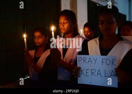 (180821) -- TRIPURA, 21 agosto 2018 -- gli studenti offrono preghiere per le vittime delle inondazioni del Kerala in una scuola di Agartala, capitale dello stato nordorientale di Tripura, India, il 21 agosto 2018. Il governo indiano ha dichiarato le devastanti inondazioni nello stato più meridionale del Kerala come una calamità di natura severa, hanno detto i funzionari martedì. ) (Djj) INDIA-TRIPURA-INONDAZIONE DEL KERALA-CONDOOLENCE Stringer PUBLICATIONxNOTxINxCHN Foto Stock