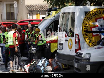 (180821) -- CALABRIA (ITALIA), 21 agosto 2018 -- i soccorritori riposano nel villaggio di Civita dopo che diverse persone sono state uccise in un'alluvione nel Parco Nazionale del Pollino, regione Calabria, Italia, 21 agosto 2018. Tre persone scomparse sono state localizzate all'indomani di un'inondazione improvvisa nel sud Italia che ha causato 10 vittime, i servizi di soccorso hanno detto martedì. ) ITALIA-CALABRIA-SCENOGRAFICA GOLA-ALLUVIONE LAMPO ALBERTOLINGRIA PUBLICATIONXNOTXINXCHN Foto Stock