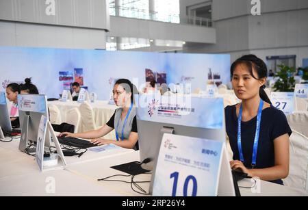 (180822) -- CHONGQING, 22 agosto 2018 (Xinhua) -- i giornalisti lavorano presso il centro di notizie della Smart China Expo 2018 nel comune di Chongqing della Cina sud-occidentale, 22 agosto 2018. L'expo incentrata sulla tecnologia intelligente si terrà presso il Chongqing International Expo Center dal 23 al 25 agosto. (Xinhua/Wang Quanchao) (hxy) CHINA-CHONGQING-SMART CHINA EXPO-NEWS CENTER (CN) PUBLICATIONxNOTxINxCHN Foto Stock