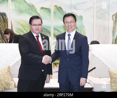 (180822) -- CHONGQING, 22 agosto 2018 (Xinhua) -- il vice Premier cinese Han Zheng (R), anche membro del Comitato permanente dell'Ufficio politico del Comitato centrale del Partito Comunista Cinese (CPC), incontra il vice primo ministro mongolo Ulziisaikhan Enkhtuvshin nel sud-ovest della Cina Chongqing, 22 agosto 2018. Ulziisaikhan Enkhtuvshin era qui per partecipare alla prima fiera Smart China che si terrà da giovedì a sabato. (Xinhua/Pang Xinglei)(lmm) CHINA-CHONGQING-HAN ZHENG-MONGOLIA-VICE RIUNIONE PM (CN) PUBLICATIONxNOTxINxCHN Foto Stock