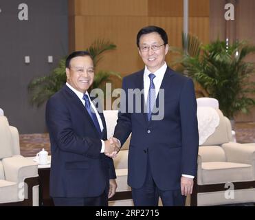 (180822) -- CHONGQING, 22 agosto 2018 (Xinhua) -- il vice primo ministro cinese Han Zheng (R), anche membro del comitato permanente dell'Ufficio politico del Comitato centrale del Partito Comunista Cinese (PCC), incontra il vice primo ministro del Laos Somdy Duangdy a Chongqing, 22 agosto 2018. Somdy Duangdy era qui per partecipare alla prima fiera Smart China che si terrà da giovedì a sabato. (Xinhua/Pang Xinglei)(lmm) CHINA-CHONGQING-HAN ZHENG-LAOS-VICE RIUNIONE PM (CN) PUBLICATIONxNOTxINxCHN Foto Stock