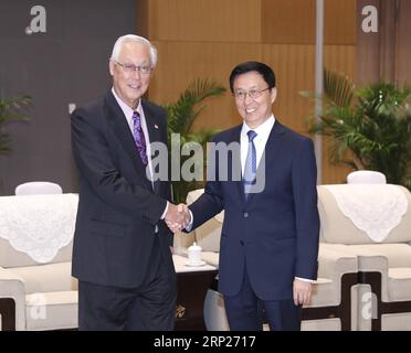 (180822) -- CHONGQING, 22 agosto 2018 (Xinhua) -- il vice Premier cinese Han Zheng (R), anche membro del Comitato permanente dell'Ufficio politico del Comitato centrale del Partito Comunista Cinese (CPC), incontra il ministro emerito Goh Chok Tong di Singapore a Chongqing, 22 agosto 2018. Goh era qui per partecipare al primo Smart China Expo che si terrà da giovedì a sabato. (Xinhua/Pang Xinglei)(lmm) CHINA-CHONGQING-HAN ZHENG-SINGAPORE-GOH CHOK TONG-MEETING (CN) PUBLICATIONxNOTxINxCHN Foto Stock