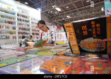 (180823) -- PECHINO, 23 agosto 2018 -- People Select Books durante la 25a Pechino International Book Fair a Pechino, capitale della Cina, 22 agosto 2018. La fiera del libro, con la partecipazione di circa 2.500 espositori, è iniziata qui mercoledì.) (Yxb) CHINA-BEIJING-BOOK FAIR(CN) LiuxXianguo PUBLICATIONxNOTxINxCHN Foto Stock