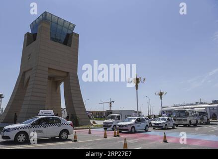 (180823) -- PECHINO, 23 agosto 2018 -- i veicoli dal Kazakistan si allineano per entrare nel territorio cinese presso il China-Kazakistan Horgos International Border Cooperation Center, 4 agosto 2018. ) Titoli Xinhua: I cuori dello Xinjiang, le menti si aprono su Silk Road HuxHuhu PUBLICATIONxNOTxINxCHN Foto Stock