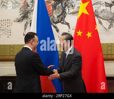 (180823) -- PECHINO, 23 agosto 2018 -- il consigliere di Stato cinese e ministro degli Esteri Wang Yi (R) incontra il ministro degli Esteri filippino Alan Peter Cayetano a Pechino, capitale della Cina, 22 agosto 2018. ) (Hxy) CHINA-BEIJING-WANG YI-PHILIPPINES-MEETING (CN) ZhaixJianlan PUBLICATIONxNOTxINxCHN Foto Stock