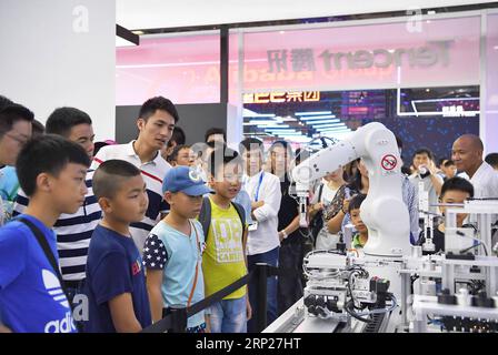 (180823) -- CHONGQING, 23 agosto 2018 -- People look at Exhibits of Industrial Internet Platforms displayed at the first Smart China Expo in South West China S Chongqing Municipality, 23 agosto 2018. Con Smart Technology: Potenziare l'economia, arricchire la vita come tema principale, la prima Smart China Expo si svolge da giovedì a sabato, concentrandosi su nuovi prodotti, tecnologie e modalità nello sviluppo globale dei big data e dei settori intelligenti. L'expo dispone di cinque aree espositive con una superficie totale di 186.000 metri quadrati, che attirano oltre 500 aziende nazionali e internazionali come espositori e mo Foto Stock