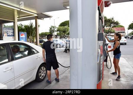 (180823) -- HONOLULU, 23 agosto 2018 -- la gente rifornisce le proprie auto per prepararsi al prossimo uragano in una stazione di servizio a Honolulu, Hawaii, Stati Uniti, 22 agosto 2018. L'uragano Lane, previsto come la più grande minaccia meteorologica per le Hawaii da decenni, si è spostato pericolosamente vicino allo stato di Aloha giovedì mattina, provocando forti piogge, frane e inondazioni. Il centro della tempesta, misurato dagli scienziati come la categoria 5 più grave, potrebbe diventare il primo grande uragano a sbarcare nello stato in 26 anni da giovedì a venerdì, hanno detto i previsione. ) U.S.-HAWAII-HURRICANE-LANE S Foto Stock