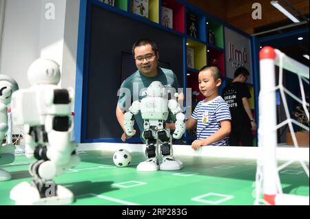 (180823) -- CHONGQING, 23 agosto 2018 -- People experience smart Education in a smart Town of the first Smart China Expo in South West China S Chongqing Municipality, 23 agosto 2018. La città intelligente, una zona espositiva speciale della Smart China Expo, che copre un'area di 30.000 metri quadrati, è stata aperta al pubblico giovedì. La città mostra la vita in futuro con la tecnologia intelligente per i visitatori e continuerà il suo funzionamento per un anno. ) (Hxy) CHINA-CHONGQING-SMART TOWN-SMART CHINA EXPO (CN) TangxYi PUBLICATIONxNOTxINxCHN Foto Stock