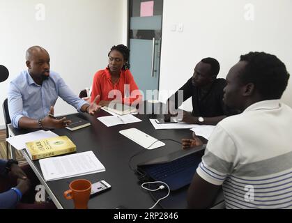 (180824) -- PECHINO, 24 agosto 2018 -- Edwin Mwenda (4th R) e il suo partner Nelly Njoroge (3rd R) discutono con i membri di altri team imprenditoriali africani in un incubatore di imprese Start-up a Pechino, capitale della Cina, 17 agosto 2018. Supportato da una Start-up cinese, l'imprenditore keniota Edwin Mwenda, con sede a Pechino, gestisce attualmente un progetto di soluzioni agricole chiamato AHAVAH (la parola per amore in ebraico) insieme alla sua partner Nelly Njoroge. Nel 2014, Mwenda venne in Cina per un'ulteriore istruzione. Ha conseguito il master in scienze ambientali e ingegneria presso TSI Foto Stock