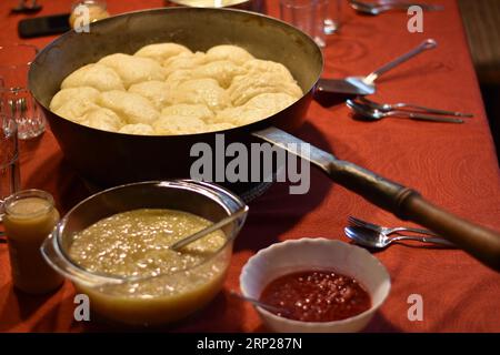 Spaghetti a vapore in un'antica padella rustica, con salsa di mele e ribes, tipica cucina bavarese, Germania Foto Stock