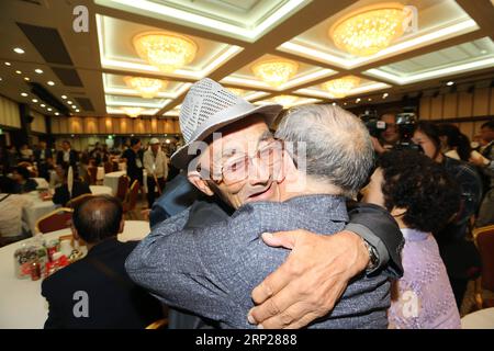 (180824) -- MOUNT KUMGANG, 24 agosto 2018 () -- i membri delle famiglie separate si riuniscono a Mount Kumgang, nel sud-est della Repubblica popolare democratica di Corea, il 24 agosto 2018. Le famiglie della Corea del Sud e della Repubblica Popolare Democratica di Corea (RPDC) separate dalla guerra di Corea del 1950-53 si sono riunite qui venerdì per la seconda sessione di riunioni di tre giorni.() (dtf) IL MONTE KUMGANG-WAR HA SEPARATO FAMIGLIE-RIUNIONI-SECONDA SESSIONE Xinhua PUBLICATIONxNOTxINxCHN Foto Stock