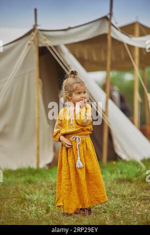 Incantevole bambino in abito ricamato al festival vichingo in Danimarca Foto Stock