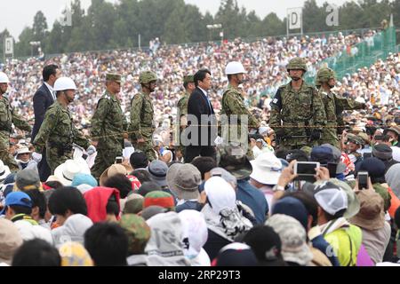 (180826) -- GOTEMBA, 26 agosto 2018 -- il ministro della difesa giapponese Itsunori Onodera partecipa a un'esercitazione militare annuale a Gotemba, prefettura di Shizuoka, Giappone, il 26 agosto 2018. ) (dtf) ESERCITAZIONE MILITARE GIAPPONE-GOTEMBA-LIVE-FIRE DuxXiaoyi PUBLICATIONxNOTxINxCHN Foto Stock