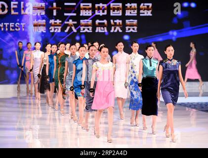 (180827) -- QINGDAO, 27 agosto 2018 (Xinhua) -- i concorrenti gareggiano nella sessione serale dell'abito durante la 13a China Super Model Final Contest a Qingdao, nella provincia dello Shandong della Cina orientale, 26 agosto 2018. (Xinhua/li Ziheng) (hxy) CHINA-QINGDAO-SUPER MODEL CONTEST-FINAL (CN) PUBLICATIONxNOTxINxCHN Foto Stock