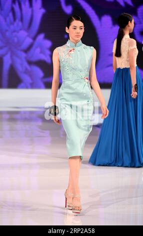 (180827) -- QINGDAO, 27 agosto 2018 (Xinhua) -- Wang Zhenzhen gareggia nella sessione di abiti serali durante la 13a China Super Model Final Contest a Qingdao, nella provincia dello Shandong della Cina orientale, 26 agosto 2018. Wang era il campione della finale. (Xinhua/li Ziheng) (hxy) CHINA-QINGDAO-SUPER MODEL CONTEST-FINAL (CN) PUBLICATIONxNOTxINxCHN Foto Stock