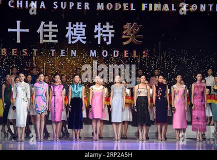 (180827) -- QINGDAO, 27 agosto 2018 (Xinhua) -- i concorrenti premiati come Best Ten Models pose per le foto durante il 13° China Super Model Final Contest a Qingdao, nella provincia dello Shandong della Cina orientale, 26 agosto 2018. (Xinhua/li Ziheng) (hxy) CHINA-QINGDAO-SUPER MODEL CONTEST-FINAL (CN) PUBLICATIONxNOTxINxCHN Foto Stock